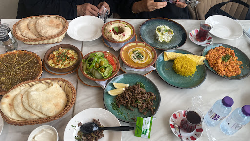 بستكانة شاي وفطور