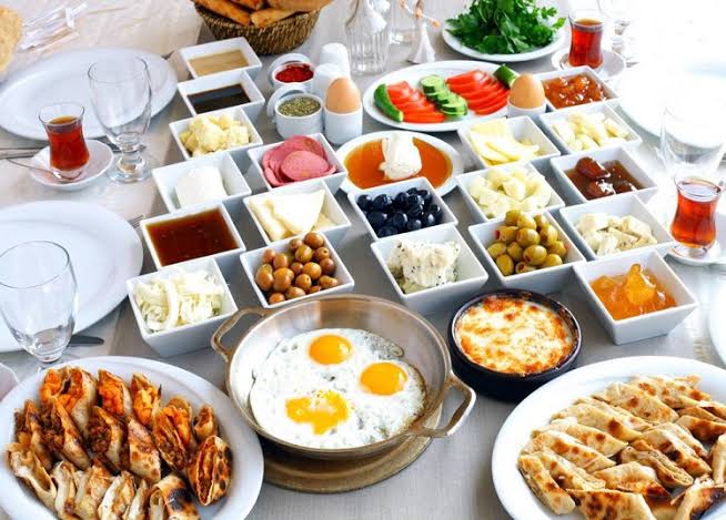 أفضل وجبات الفطور اللذيذة في ينبع - مطاعم مميزة لبداية يومك