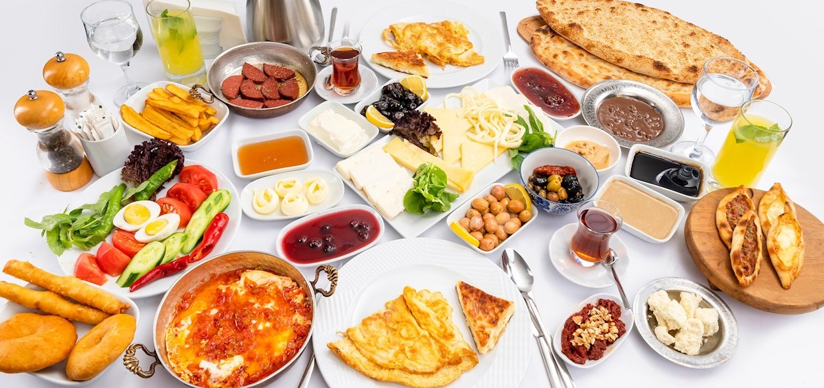 أطباق فطور لذيذة ومميزة في المبرز: اكتشف أفضل المطاعم والخيارات
